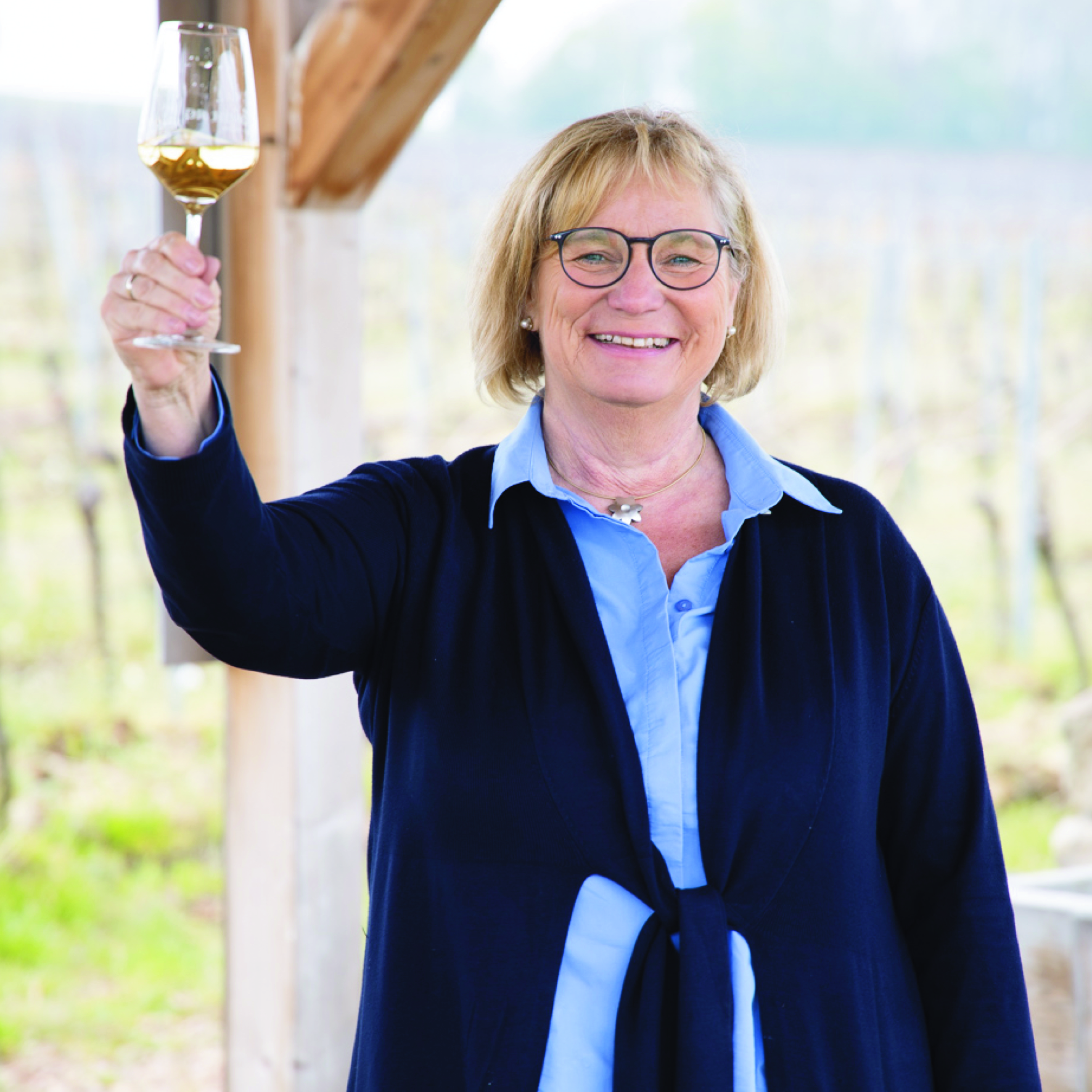 Hedda mit einem Glas Weißwein