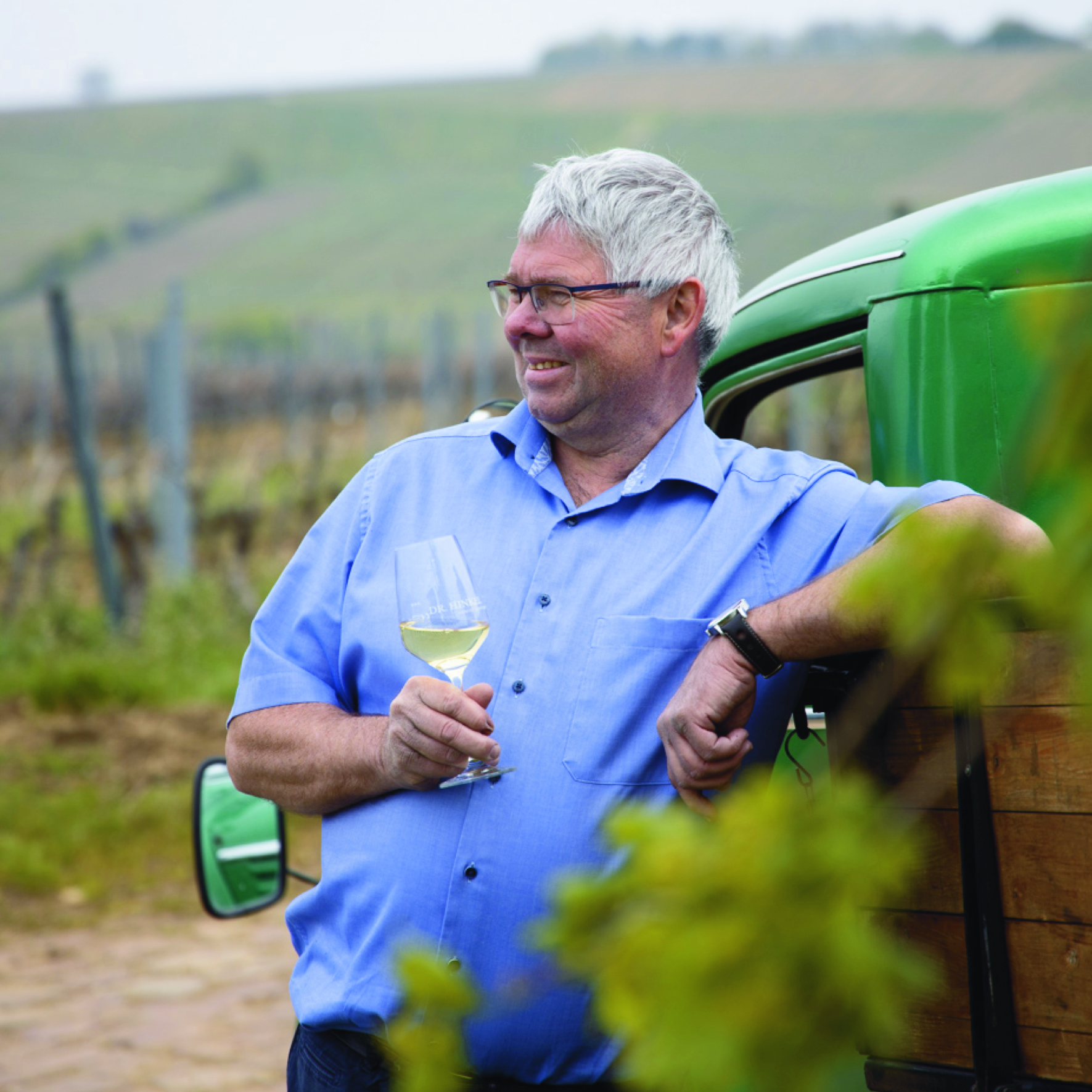 Roland am Barkas mit Weinglas in der Hand